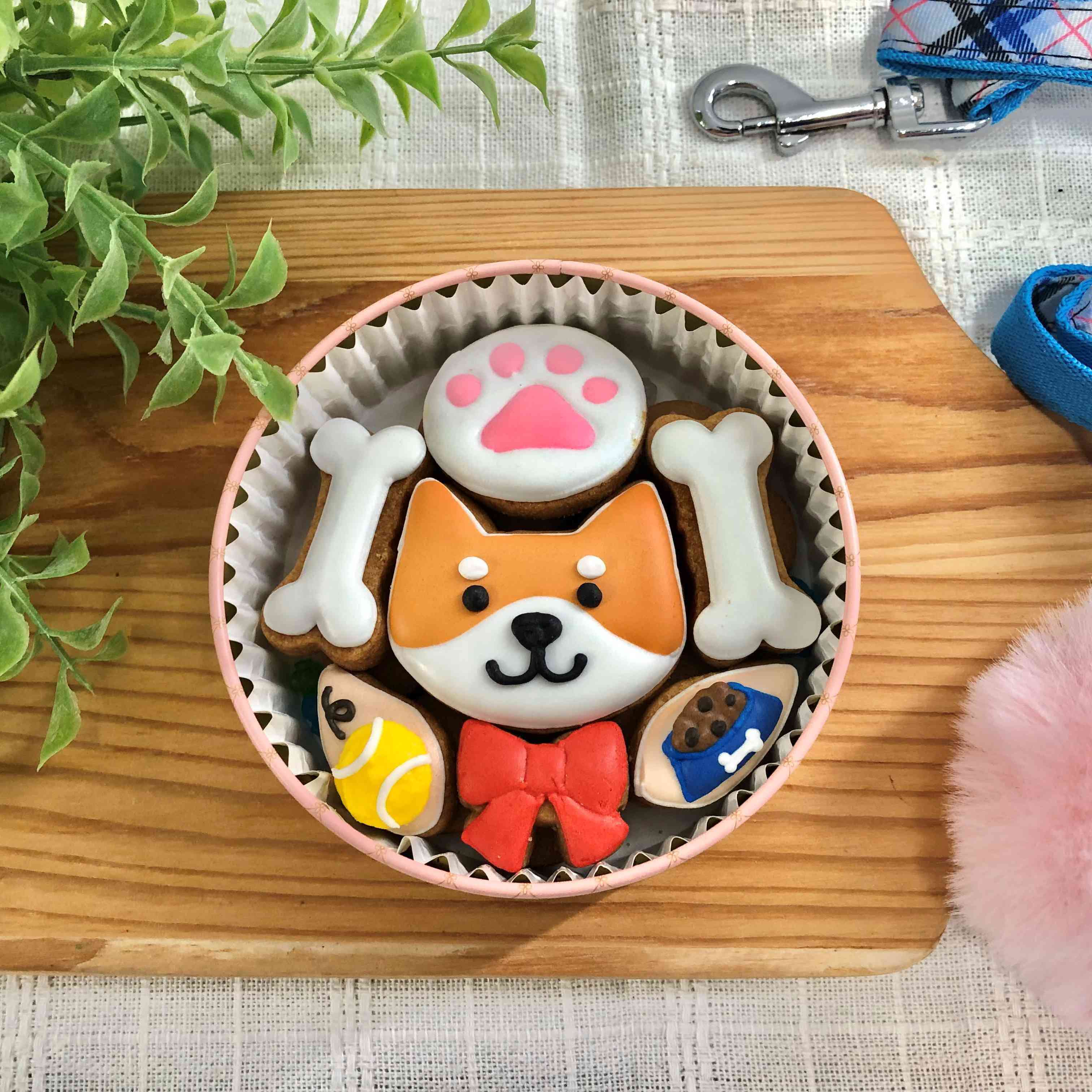 樂天商城 - 【犬ver】カラフルで可愛いアイシングクッキー缶 12枚 70g／犬好き 豆柴 柴犬 和風 ギフト プレゼント プチギフト お菓子 クッキー 誕生日 お祝い 犬好き 可愛い 飾り ケーキトッパー 自分用 子供 大人 手土産 癒し SNS映え 推し活 贈り物 新作 人気 おやつ ほっこり 癒し系