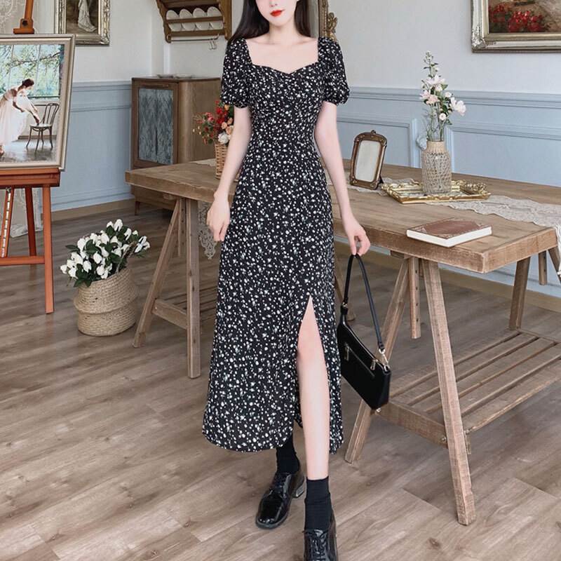 ワンピース レディース フレア 送料無料 個性的 半袖 ペンタゴンネック パフスリーブ スリット ミモレ丈 花柄 黒 M L XL 2XL 3XL 4XL 春 夏 秋 かわいい きれいめ 上品 おしゃれ シンプル ナチュラル フェミニン お出かけ 普段使い