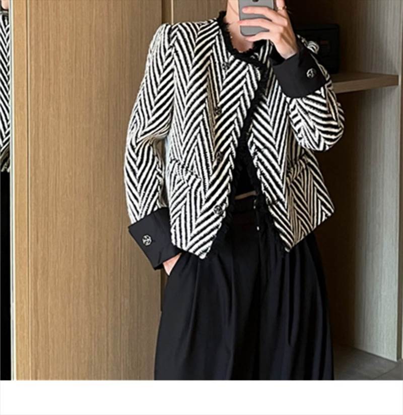 アウター レディース ジャケット ノーカラージャケット ショートコート ショート丈 ポケット ボタン フリンジ 袖あり 長袖 襟なし ヘリンボーンストライプ柄 斜めストライプ きれいめ シンプル おしゃれ かっこいい 大人女子 クールモード系 存在感 M L 黒 個性的 送料無料