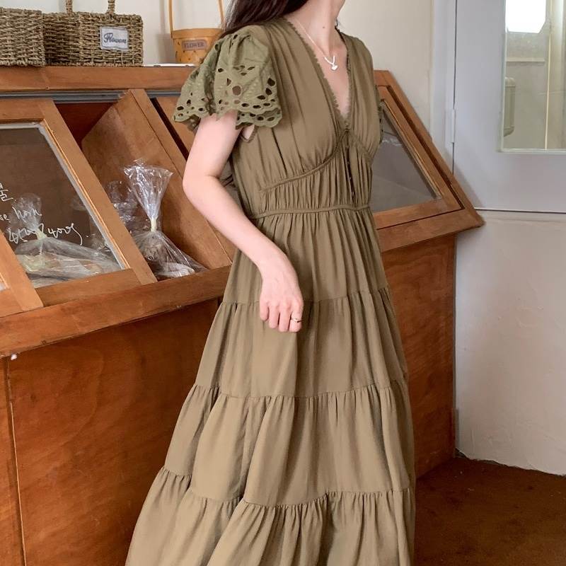Rakuten - ワンピース ティアード レディース 送料無料 個性的 Vネック ロング丈 マキシ丈 Aライン フレア フリル くすみカラー ギャザー エレガント ゴージャス 高級感 上品 きれいめ お洒落 可愛い 夏 秋 大人女子 こなれ感 ラフ 黒 カーキ