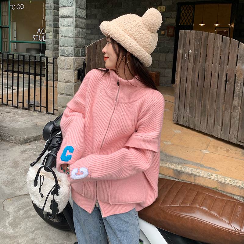 トップス ニット ジップアップ トレーナー 春 秋 冬 オーバーサイズ ハイネック レディース ロゴ 刺繍 ワッペン オシャレ 送料無料 個性的 大人可愛い ガーリー 着回し 重ね着 シンプル カジュアル ラフ ベージュ ホワイト 白 ピンク