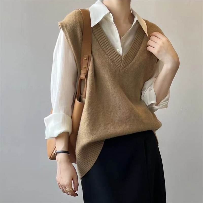 乐天商城 - トップス ニット ベスト レディース Vネック 4色展開 秋 冬 ノースリーブ オシャレ 送料無料 個性的 お洒落 きれいめ かわいい 大人可愛い ガーリー 着回し 重ね着 シンプル カジュアル ラフ OL チョッキ くすみカラー 無地 モテ