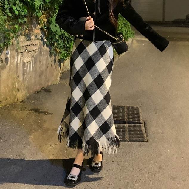 スカート ロングスカート レディース 送料無料 個性的 チェック 柄 フリンジ Aライン ロング丈 マキシ丈 黒 モノクロ S M L 春 秋 冬 シンプル カジュアル きれいめ エレガント 清楚 大人可愛い 普段使い 着回し 通勤 通学 お出かけ