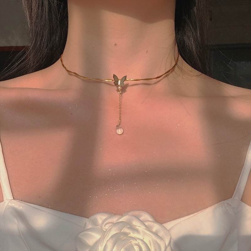 ネックスレス チョーカー 蝶 ツイスト レディース きれいめ 上品 エレガント 高級感 アクセサリー かわいい 大人可愛い パーティー お呼ばれ 結婚式 披露宴 二次会 華やか 普段使い デート 女子会 映え SNS 10代 20代 個性的 送料無料