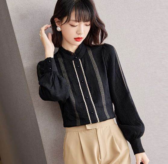 トップス レディース シャツブラウス ボタン フリル 長袖 スタンドカラー 立襟 パフスリーブ レース 大人可愛い きれいめ シンプル 大人 上品 おしゃれ お洒落 レトロ 存在感 大人女子 エレガント フェミニン シック こなれ感 抜け感 S M L XL ホワイト 白 ブラック 黒 無地