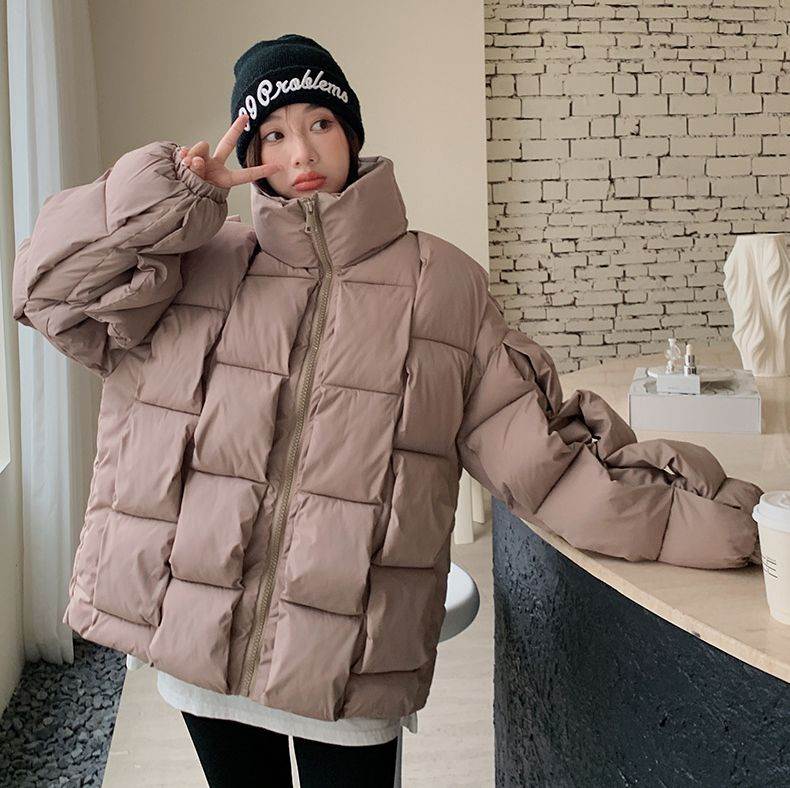 アウター レディース ダウンジャケット キルティングコート 立襟 スタンドカラー 中綿 前開き ジップアップ 防寒 防風 大人可愛い きれいめ シンプル カジュアル ベーシック おしゃれ お洒落 かっこいい 大人女子 こなれ感 存在感 抜け感 M L XL 2XL ホワイト 白 ブラック 黒のサムネイル