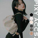 　　ブランド紹介 PIXY ACCS.(ピクシーアックス) 　 2002年に台湾で誕生したPIXY ACCS.(ピクシーアックス) 他のアジアブランド同様、ヨーロッパの有名バッグブランドで修業を積んだ精鋭デザインチームで構成されています。 一流ブランドと違い、特別に何か特徴的なデザインがあるわけではありません。けして派手ではありません。 ブランドテーマが、毎日使える！仕事やデートでも！がテーマですので年代関係なく長く使える飽きの来ないデザインを採用しております。シンプルなデザインだからこそ、どんな洋服にも合いバッグが主張しすぎない究極のシンプルをテーマにデザインされております。そこがこのブランドの個性だと指示される理由です。 ロビンメイの世界的HITの次はこのピクシーアックスと言われており、現地ではロビンメイのライバルブランドとして人気を二分しております。デザインチームにはイタリアブランドで有名のカメリアローマのスタッフが在籍。イタリアデザインであり、人気のくすみカラーを主軸にアジア人女性に似合うバッグを製作しております。 素材はビーガンレザーをアジアではいち早く取り入れており、地球環境にも力を入れております。生地の製造工程ではCO2を従来の20％カット。 必要以上の生産はせずに全て限定売り切りアイテムにして徹底的にコストカット。アジアブランドでここまで徹底する会社はなかなかありません。 ビーガンレザーは本革よりも軽く丈夫というメリットがございます。 デザインやカラーも人気の秘密ですが、ステッチの綺麗さも評判です。最先端のコンピューターミシンで一括管理する設備は圧巻です。品質にばらつきを無くしお客様の信用を20年以上守り続けております。 （注意）　日本には実店舗はありません。SNS等で人気が出てきており日本でも話題となってます。その為、現在品薄状態が続いており、ニセモノが多数出回っております。購入は正規代理店からの購入をお勧め致します。 当店はピクシーアックス本社から正規品を仕入れております。ご安心下さい。証明する保証書もお付け致しております。 ピクシーアックスのもっと詳しい説明はこちら　　 　　人気の秘密 欧州のブランドチームにいた経験をいかし、シンプルながら最先端のデザインを採用しております。 しかし、欧州ブランドに似せただけではアジア人女性にはなかなかフィットしません。 手足の長さやサイズが欧米人と違いますので、ベルトの長さや太さなど緻密に再設計。 バッグのカラーもアジア人女性に最も似合うカラーを選びバッグ作りに採用しております。 日本と同じ勤勉でまじめな国民性の台湾。親日家でもあり日本人にもとても相性の良いブランドです。シンプルでありながら、絶妙なサイズ感とカラー展開は魅力です。自信を持っておすすめさせて頂きます。 （注意）ピクシーアックスは大きな会社ではありませんので大量生産はしていません。人気の物はすぐに売り切れます。 　　商品詳細 数量限定。 GRN-REシリーズ 大人気巾着バッグの中型タイプ 革の巾着は伸縮性があり、バッグの締め具合を自由に調節可能 同色のステッチはブランドの引き算のコンセプトを象徴 持ちやすい幅広のハンドル 取り外し可能なショルダーストラップ 収納：メイン収納スペース×1 / ファスナーポケット×2 / ポケット×2 ・巾着開閉 　　サイズ 横 約32cm　縦　約16cm　 マチ幅 約11cm ハンドル 長さ：13cm ストラップの長さ：100〜113cm 重さ 約 446g 　　素材 高品質ビーガンレザー（ビーガンマイクロファイバー環境に優しいレザー）　 人造シルク生地 　　付属品 こちらのモデルにはオリジナル保存袋付き 　　保証が必要な理由 当社では日本人のピクシーアックス検品スタッフが1点1点全て検品して「日本人が納得できるジャパンクオリティ」のみ輸入販売しております。 ジャパンクオリティであれば品質も良くアフターフォローまでさせて頂きます。私達も安心して販売ができるので無料修理もお付けできるのが理由です。（当店は全商品にコーティングもしてお渡し） ピクシーアックスを購入するならジャパンクオリティを推奨致します。2008年から海外のバッグを販売してトータル2万点以上販売してきました。当社の販売するアイテムは安心してお買い求め頂けます。 （証明するジャパンクオリティタグ付き） 当店で購入されたお客様のみ6ヶ月無料修理保証をお付けしています。 万が一壊れても全て無料にて修理致します。安心してお使い下さい。（送料も無料） さらに商品到着後にレビューを書いて頂けましたら「保証を2倍の1年間に延長」致します。当店にはバッグや財布を一から手作りできる職人が在中しているお店ですので販売後も安心してご使用頂けます。 　　スタッフのレミの使用感想 巾着可愛いバッグです＾＾サイズ違いで欲しくなるバッグですね！シンプルでおすすめです＾＾ （レミのプロフィール）　東京代官山の有名セレクトショップで7年間勤務した後フリーに。 スタイリストの経験とバッグマニアの経験を活かし、多数のセレクトショップの仕入れ担当を歴任。 元々は当社のお客様でしたが、現在はスタッフとして活躍しています。 バッグ500個持つバッグマニア。身長160cm普通体系。ピザをこよなく愛する30代前半。