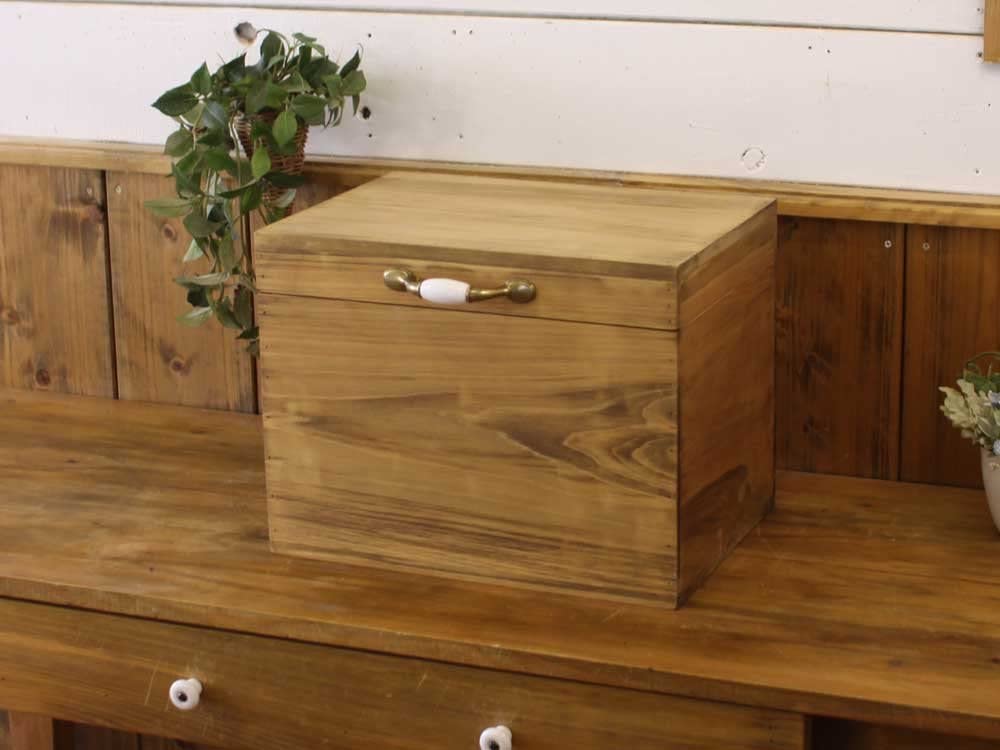 エンジェルズ ダストのカントリーボックス ふた付き収納箱 陶器取っ手 35×25×27cm アンティークブラウン 木製 ひのき ハンドメイド オーダーメイド｜アングル3