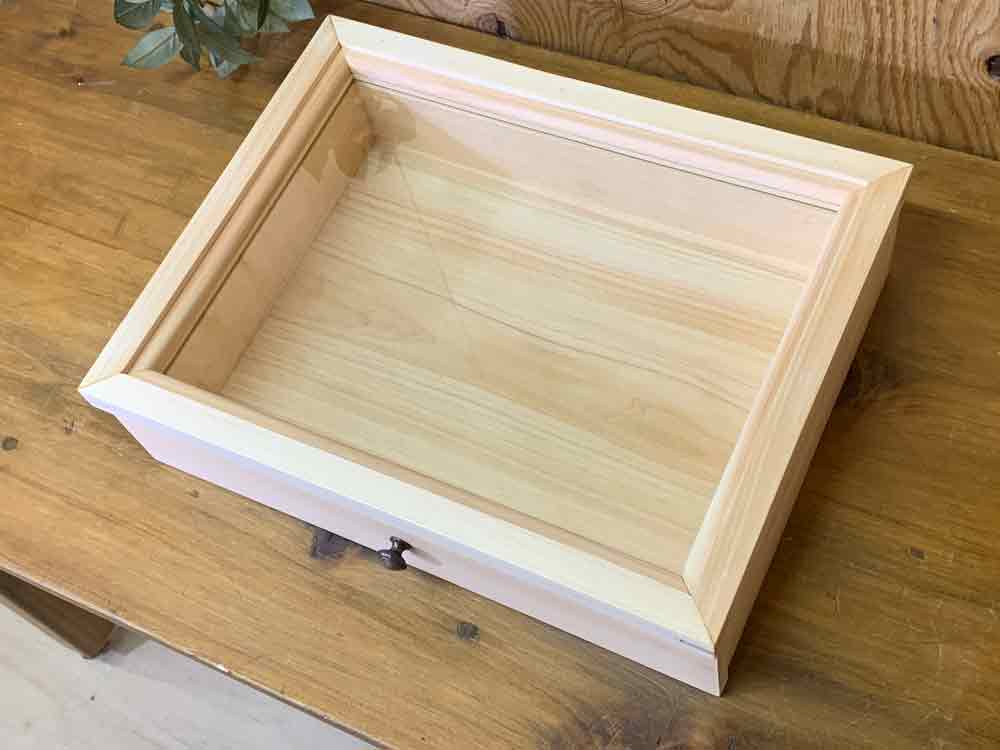 引き出し式コレクションケース 透明ガラス 35×27×9.5cm ライトオーク 真鍮つまみ 木製 ひのき ハンドメイド オーダーメイド