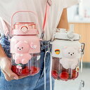 【シール付き】ウォーターボトル 水筒 スポーツボトル ストロー付ドリンクボトル 直飲み 漏れ防止 肩ひも付き プラスチックボトル 超軽量 携帯便利 夏アイテム アウトドア スポーツ キャンプ ランニング ジム 可愛い 女の子 おしゃれ プレゼント