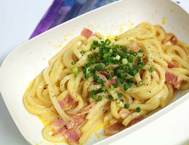 冷凍うどんはレンチンで!湯がかずに作る絶品カルボナーラうどん