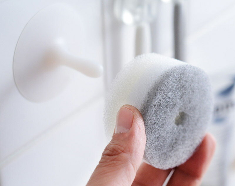 気になった時にササっとお掃除!「マーナ 吸盤付き洗面スポンジ」