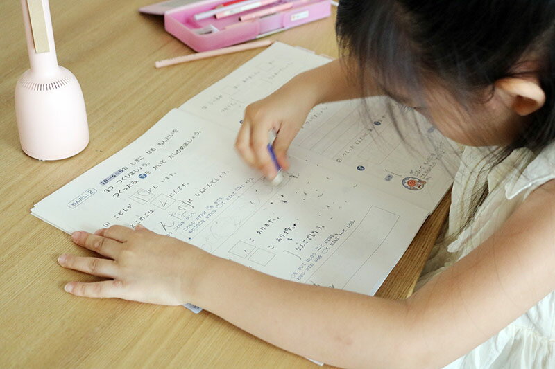 リビング学習のプチストス解消!?見せ置きできる卓上クリーナー「バキューミ」で楽しく消しゴムカス掃除
