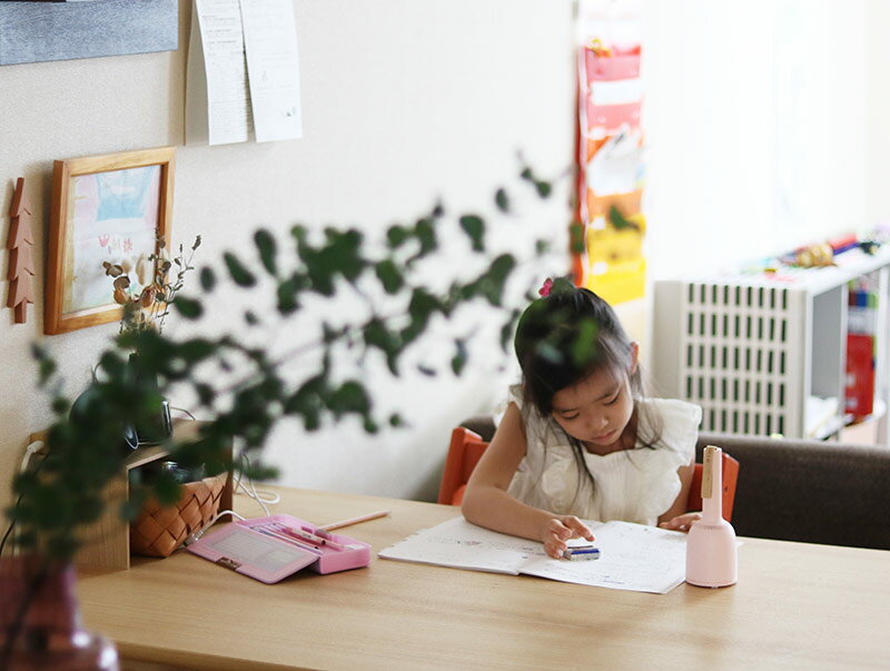 リビング学習のプチストス解消!?見せ置きできる卓上クリーナー「バキューミ」で楽しく消しゴムカス掃除