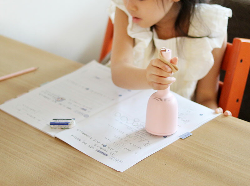 リビング学習のプチストス解消!?見せ置きできる卓上クリーナー「バキューミ」で楽しく消しゴムカス掃除