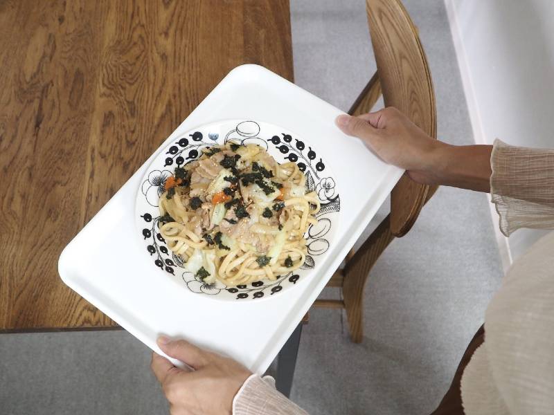 食事の準備が快適になる!大人から子どもまで使える「電子レンジで熱くならないトレイ」