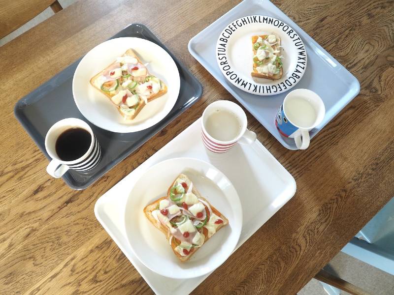 食事の準備が快適になる!大人から子どもまで使える「電子レンジで熱くならないトレイ」