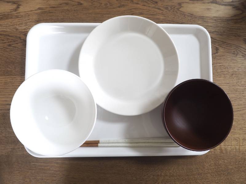 食事の準備が快適になる!大人から子どもまで使える「電子レンジで熱くならないトレイ」