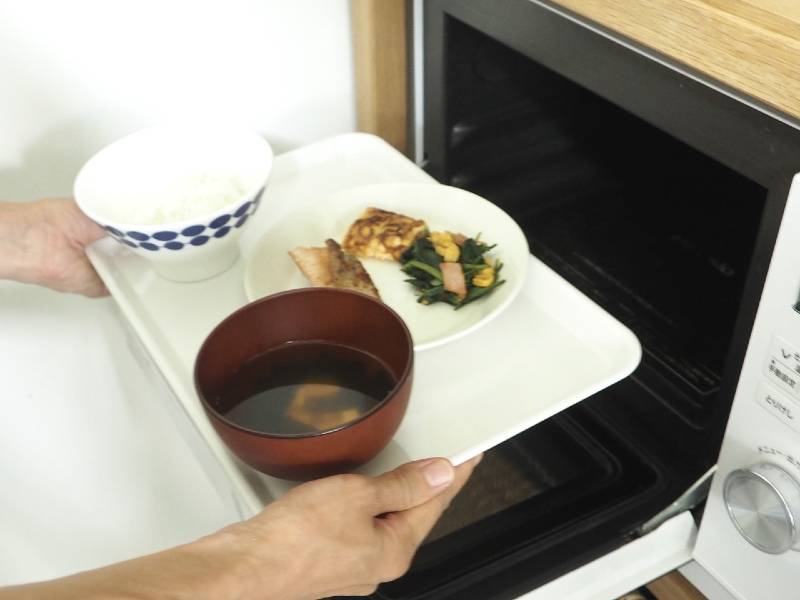 食事の準備が快適になる!大人から子どもまで使える「電子レンジで熱くならないトレイ」