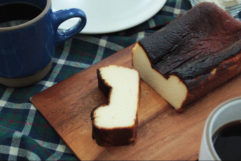 混ぜて焼くだけで本格的!「話題のバスクチーズケーキをおうちで作ろう。」