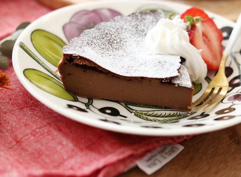 おうちバレンタインを楽しもう!混ぜて焼くだけ、しっとり風味の「チョコレートチーズケーキ」