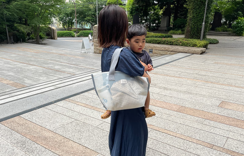 毎日の登園やママバッグとしても活躍!クッカヤプーの「プールバッグ」愛用スタッフの使い方