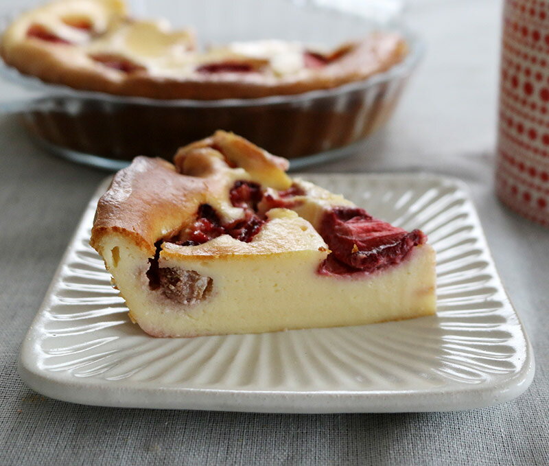 バレンタインに作ろう!苺トッピングで甘酸っぱい「ホワイトチョコチーズケーキ」
