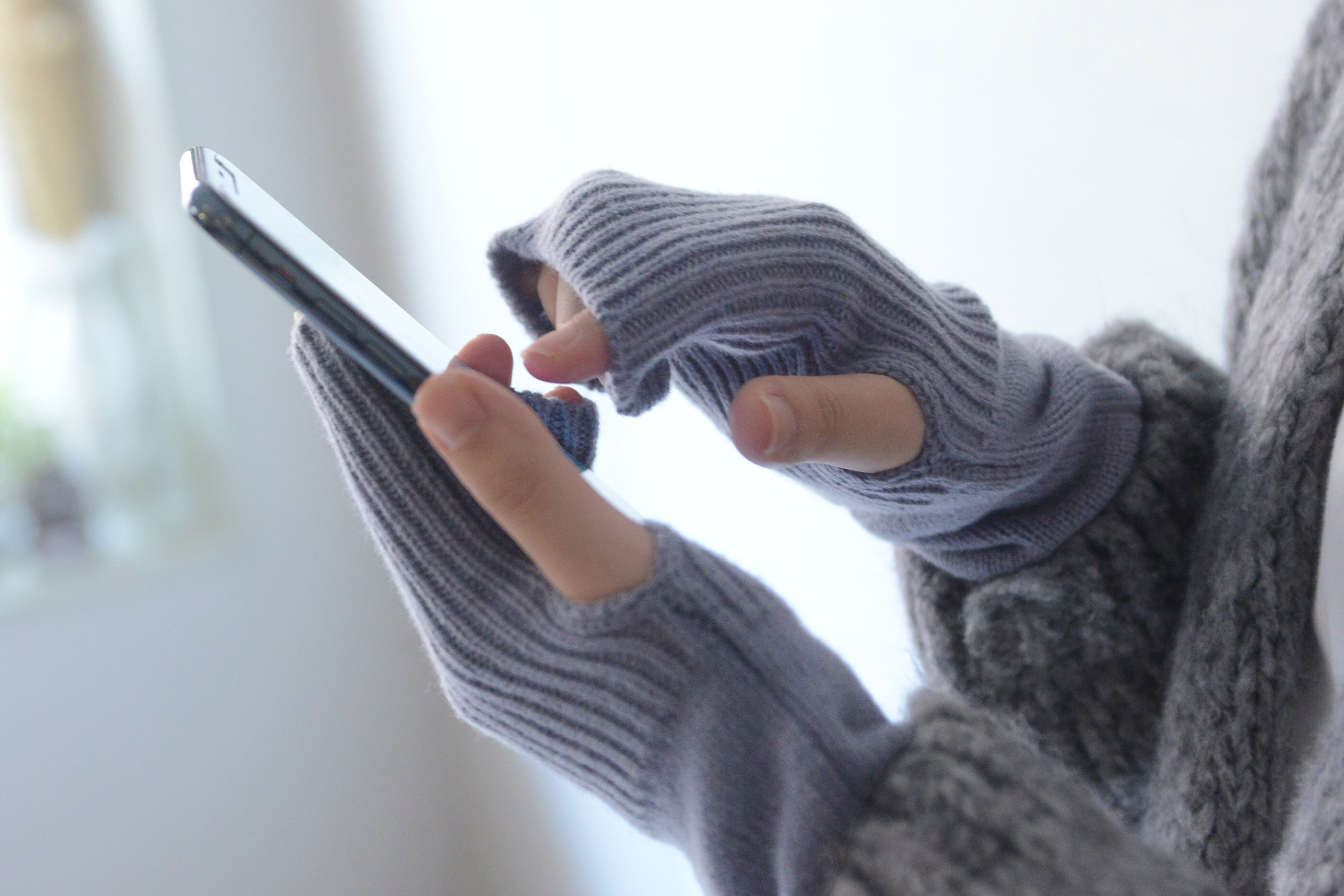 今年のトレンドを大人上品に取り入れる。「カシミヤ混2wayアーム
