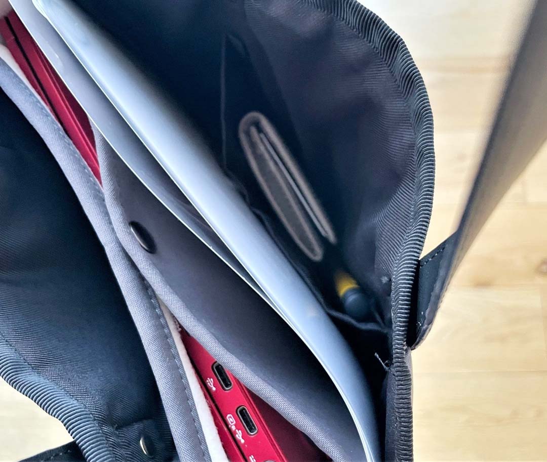 まさに理想のサイズ感!ノートPCをスマートに持ち歩き。通勤コーデを格上げする「魅せサブバッグ」