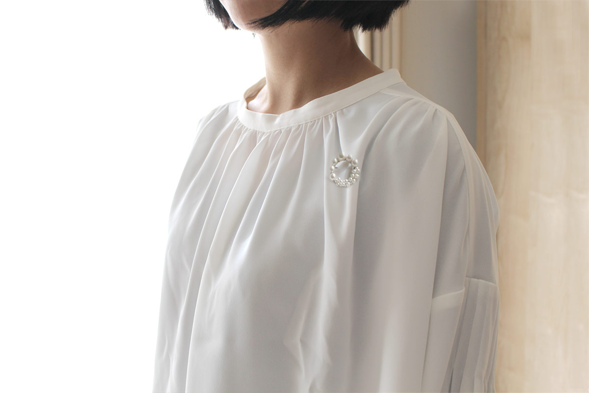 セレモニー以外でも使えるのが嬉しい。華やぎ添える「上品見えブラウス&ブローチ」