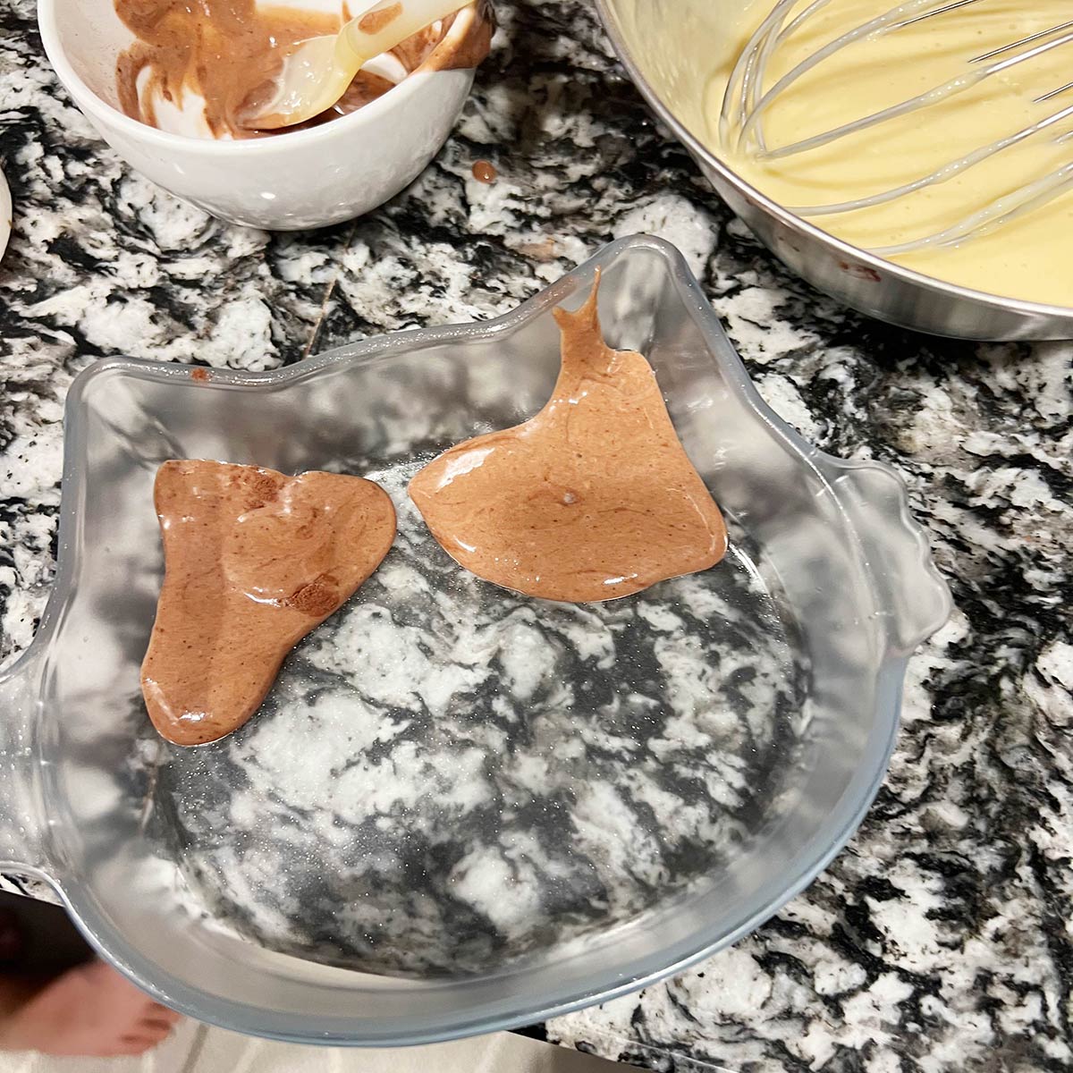 猫型セラベイクで作る「しっとりチョコチーズケーキ」&「ハチワレホットケーキ」
