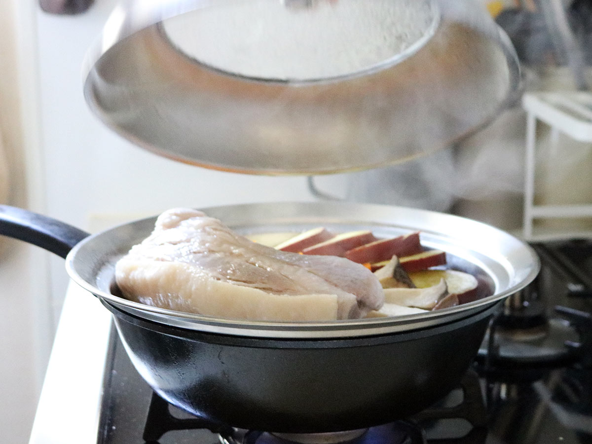 “蒸し器”で料理の幅がぐっと広がる！おうちのフライパンや鍋で本格蒸し料理をはじめよう | アンジェ日々のコラム