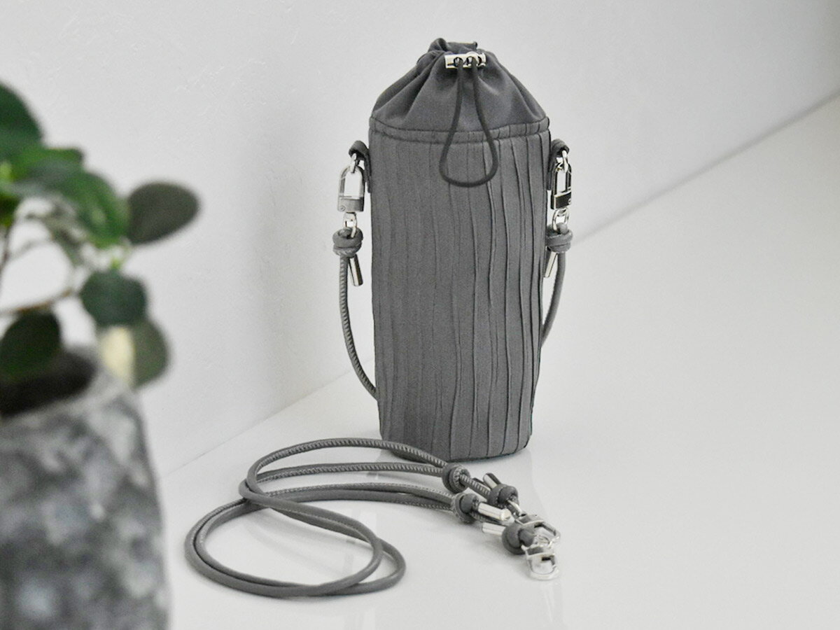 ペットボトルカバー　ビジョンフリーゼ/グレー　本革持ち手　ハンドメイド お出かけに合わせて持ち方チェンジ。バッグ感覚で選びたくなる「ペット