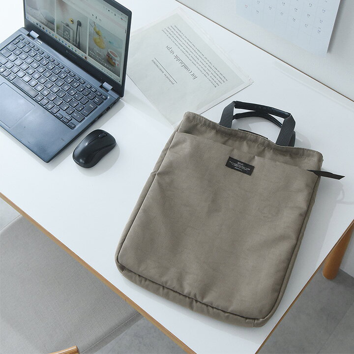 PCケース 13インチ おしゃれ ショルダー 肩掛け 縦型 2WAY 軽量 パソコンバッグ パソコン タブレット ガジェット モバイルバッテリー 通勤 通学／ソレイユ 遮熱効果のある PCバッグ 13インチ スリーク／SOLEIL angers-10066956 アンジェ(インテリア雑貨) サンプル画像3