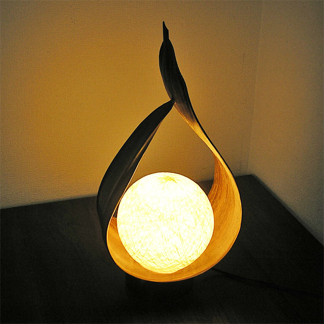 ココナッツリーフ アート ランプ 1枚葉 ボール レジンシールド ライトブラウン 高さ 43cm アジアン エスニック アートな　お洒落な インテリア ライト 間接照明 フロアーライト テーブルライト 珍しい バリ タイ 雑貨 インテリア 照明