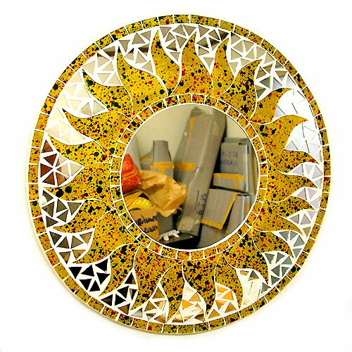 石膏にモザイクで明るい黄色の太陽を描いた 壁掛けミラー、太陽の中にきれいなドットの 模様が入ります。 中心に丸い鏡と、周囲の炎の間にも小さい三角形の 断片でモザイクが散りばめられており太陽の色が 映えてとても上品でお洒落なミラーです。 金具付きで、壁のクギ等ににかけるだけで簡単ですしサイドテーブル等に置いてもお洒落です。お部屋の雰囲気も「ググッ！」と変わります♪毎日鏡を見るのが楽しくなりそうです☆ ■アジア＞アジアン雑貨＞バリ雑貨＞バリ島 ■サイズ　 直径40cm　厚さ1cm　重量 約1500g ■備考 ※汚れた場合に乾いた柔らかい布で拭いて下さい。 ※ガラスの形がいびつだったり、欠けている場合がございますので　予めご了承ください。 ※ハンドメイドのためサイズ・形が写真と異なる場合があります。 ※アジアン雑貨特有の小さなキズやヒビ・色むら等はご了承ください。 ※風水では鏡は邪気を払い運気を呼び込むといわれ、特に丸い鏡は（玄関の位置もありますが）玄関入って左側に飾ると金運や健康運がアップし、右側に飾ると芸術的センスがアップするといわれています。尚、鏡同士が向かい合うことは厳禁みたいです。　