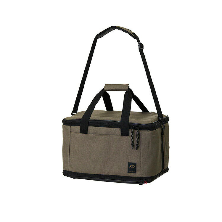 7層断熱構造を採用して保冷力を強化（断熱部は従来ソフトクールは発泡ポリエチレンのみ、EXは発泡ポリエチレン+発泡ウレタン）。 用途に合わせて選べる4サイズ、各3色展開。 地熱をカットする30mm厚底断熱材採用で高保冷を実現（壁面の断熱材厚さは20mm）。 600mlペットボトル縦置き収納可能（4500：34本、2600：24本、1500：14本、800：6本）。 2Lペットボトル収納可能（4500：12本、2600：8本、1500：6本）。 買い物カゴやマルチバスケット（別売）をそのまま収納可能（4500、2600）。 高保冷力・コンパクト収納を実現する「Zシステム」搭載／内部底面と側面の勘合部から冷気漏れを防止する「Zタブ」。 内容物を上下から効率よく冷やす「Z冷却」。 断熱材が厚くても折り畳みを可能にした「Z折り」。 氷や魚をそのまま収納できるPVCインナー。ワンタッチで装着でき丸洗い可能。 滑りにくく荷重を分散するショルダーパッド。取り外し可能。 ハンドルには服やベルトが汚れにくいショルダーベルト固定機能付き。 底面素材は吸水しないPVCを採用。濡れ・匂い・汚れもサッとひと拭き。 底面内側にタオルを配置しておけば結露を給水。 本体正面にポケット付き。 本体底面が汚れにくいゴム脚付き。 ハンドルを束ねて持ちやすいハンドルカバー付き。 上フタ裏面にメッシュポケット。CPアイス（別売）をピッタリ収納（800）。