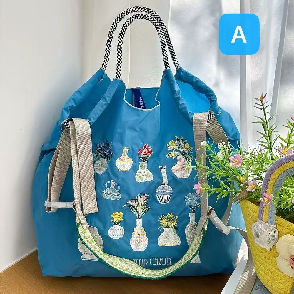 商品情報商品情報サイズ：[M]：（約）43cm x 30cm x 9cm[L]：約 46cm x 43cm x 15cm素材（生地・毛糸）：ポリエステルコンパクト収納機能：有防水・撥水加工：有※平置き・メジャー採寸のため、1〜5cm程度の誤差が生じる場合がございます。予めご了承ください。※モニター・撮影環境により実際の商品と色味が異なる場合がございます。の検品はしておりますが、万が一初期不良があった場合は評価前にご連絡をお願い致します。上記をご確認頂き、ご購入いただけましたら幸いです。何かご不明な点がございましたらお気軽にメッセージからお問い合わ