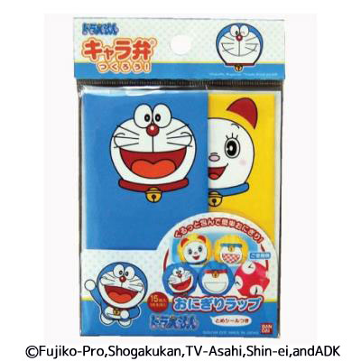 〔doraemon☆藤子不二雄☆テレビ朝日〕 ずっとみんなに愛されているドラえもんから ママにもキッズにもうれしいお弁当グッズ登場です！！ いつものおにぎりをこのラップで包むだけで とってもかわいいキャンディみたいなおにぎりボールの 出来上がり♪ 忙しいママの強い味方です。 お子さんもきっとテンション上がっちゃう(*^^)v 楽しいランチタイムにピッタリなアイテムです。 いつものお弁当を手軽にキャラ弁に変身させましょ♪ 他にもいろんなグッズがそろっています♪ お気に入りをさがしてね☆ ◆商品サイズ：約180×180 ◆包装サイズ：約165×105×6mm ◆入　数：15枚入（5柄各3枚） ◆材　質：ポリプロピレン ◆原産国：日本製 ※　画像はあくまでも商品イメージになります。 　実際の商品と色や仕様が多少異なる場合がございます。 　予め御了承くださいますようお願い致します。 ※メーカー希望小売価格はメーカーカタログに基づいて掲載しています。