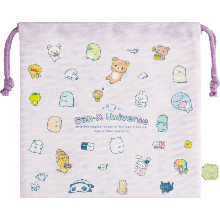 商品仕様サンエックスのキャラクターがそれぞれの世界をこえてみんなが自分らしく暮らせるサンエックスタウンが誕生しました！ 【サイズ】約200×200mm 【素材】ポリエステル 【仕様】W紐タイプ 【生産国】中国特記事項※画像はあくまでも商品イメージになります。実際の商品と色や仕様が異なる場合がありますので、予め御了承ください。 ※メーカー希望小売価格はメーカーカタログに基づいて掲載しています。