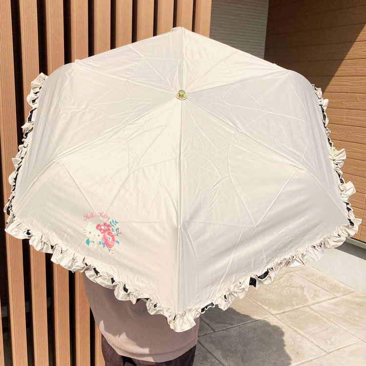 商品仕様雨でも晴れでもどちらでも使用可能！【サイズ】50cm【素材】ポリエステル【仕様】安全ろくろ耐風骨仕様裏面黒コーティング持ち手は涼しげなクリア手元♪【原産国】中国特記事項※画像はあくまでも商品イメージになります。実際の商品と色や仕様が異なる場合がありますので、予め御了承ください。 ※メーカー希望小売価格はメーカーカタログに基づいて掲載しています。