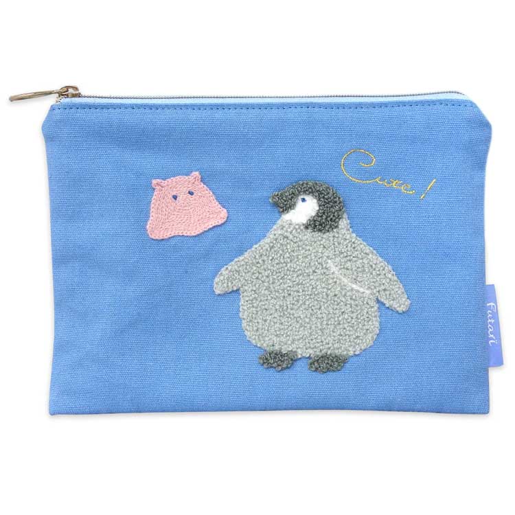 商品仕様【サイズ】約H19.5×W14cm 【特長】サガラ刺繍で描かれた海の生き物が可愛いフラットポーチです。表面はキャンバス生地、裏面は合皮生地。表裏で色の違いも楽しめる♪マチの無いフラットなポーチなのでコンパクトで持ち運びにも便利。はじめまして？会ったことある？そんな「ふたり」の出逢いを描いたポーチ。特記事項※画像はあくまでも商品イメージになります。実際の商品と色や仕様が異なる場合がありますので、予め御了承ください。 ※メーカー希望小売価格はメーカーカタログに基づいて掲載しています。