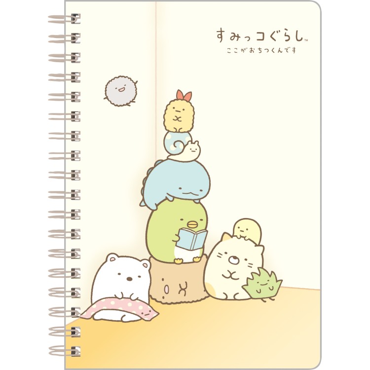 商品仕様すみっコぐらしの文房具が定番の絵柄でリニューアル！ 毎日使うアイテムをすみっコぐらしでそろえちゃおう♪ 使いやすいB6サイズのリングノートです。 【サイズ】約180×125mm 【仕様】Wスプリング製本、7mm22行 【内容】カラフル本文60枚 【生産国】日本 【特長】さりげないすみっコが可愛いカラフル本文♪特記事項※画像はあくまでも商品イメージになります。実際の商品と色や仕様が異なる場合がありますので、予め御了承ください。 ※メーカー希望小売価格はメーカーカタログに基づいて掲載しています。