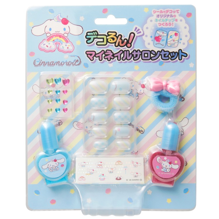 商品仕様デコるん！マイネイルサロンセットシリーズに「シナモロール」が登場♪自分だけのオリジナルのネイルチップをつくろう！ 【サイズ】パッケージ：約W140×H170×D30mm【素材】容器・キャップ・ブリスター：プラ、台紙：紙 【重量】約80g 【セット内容】水性ネイルカラー×2、ネイルチップ×1、ホログラムシール×1、ストーンシール×1、ヘアゴム×1 【対象年齢】6才以上 【特長】 ・ベースのデザインが入ったネイルチップに、付属のホログラムシールやストーンシールを使って自由に可愛くデコっちゃお♪ ・デコったネイルチップとカラフルなネイルカラーで、指先のおしゃれをいっぱい楽しんじゃお♪ ・ネイルチップの裏は接着面になっていますので、そのまま爪に押しつけてください。 ・爪からとるときは、無理にとらずに少しずつはがすようにとってください。くり返しお使いいただけます。 ・ネイルカラーは水溶性なので除光液を使わず、水で落とせます。 ・落とす時は水またはぬるま湯で爪を軽くこすりながら落としてください。 【生産国】中国特記事項※画像はあくまでも商品イメージになります。実際の商品と色や仕様が異なる場合がありますので、予め御了承ください。 ※メーカー希望小売価格はメーカーカタログに基づいて掲載しています。