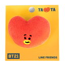 商品説明 〔BT21〕 大人気の「BT21」から、ふわふわバッジが登場です！ぬいぐるみ素材のバッジ。TATAのデザインがとってもキュートだよ☆バッグや洋服につけたり、飾ったりして楽しめます♪ 仕様内容 【商品サイズ】W50×H45×D25mm 【パッケージサイズ】約H77×W70×D30mm 【材　質】ポリエステル、M 【対象年齢】7才以上 【原産国】中国 特記事項画像はあくまでも商品イメージになります。実際の商品と色や仕様が多少異なる場合がございます。 ※メーカー希望小売価格はメーカーカタログに基づいて掲載しています。