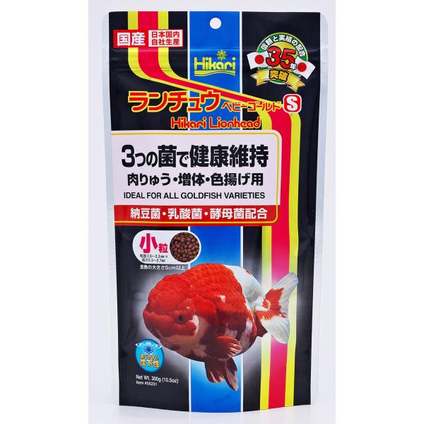 キョーリン ランチュウベビーゴールドS 小粒 300g らんちゅうなどの肉りゅう発育と色揚げに 天然飼料が不可欠とされていたらんちゅうやオランダシシガシラ・東錦などの 理想的容姿である肉りゅうの発達と発育及び色揚げのために開発された特殊効果飼料です。 ---対象--- らんちゅう ---原産国--- 日本 ---原材料--- フィッシュミール、小麦粉、大豆ミール、オキアミミール、魚油、ビール酵母、スピルリナ、海藻粉末、米ぬか、アミノ酸(メチオニン)、カロチノイド、ガーリック、納豆菌・乳酸菌・酵母菌発酵抽出物、ビタミン類(塩化コリン,E,C,イノシトール,B5,B2,A,B1,B6,B3,葉酸,D3,ビオチン,B12)、ミネラル類(P,食塩,Fe,Mg,Zn,Mn,Cu,I) ---成分--- 蛋白質46％以上、脂肪6.0％以上、粗繊維5.0％以下、水分10％以下、灰分15％以下、りん1.2％以上 ・リニューアルに伴い、商品パッケージ・内容が変更となっており、画像・内容と異なる場合がございます。 ・ご購入いただいたタイミングにより、お品切れの場合がございます。その場合は別途ご連絡させていただきます。