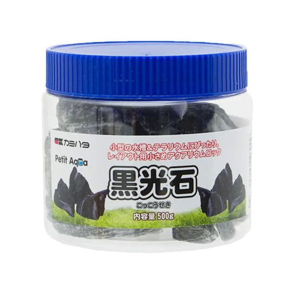 神畑養魚 プチアクアの石 黒光石 500g レイアウト用の小さめアクアリウムロックです。 黒と白の層が美しい石です。 ライトアップすると存在感が際立ちます。 ---対象--- 小型の水槽・テラリウムなど ---原産国--- 中国 ---原材料--- 天然石／アルカリ性 ---サイズ--- 約3〜8cm ※プチアクアの石は天然採取品のため、形状やサイズにばらつきがあります。あらかじめご了承ください。 ・リニューアルに伴い、商品パッケージ・内容が変更となっており、画像・内容と異なる場合がございます。 ・ご購入いただいたタイミングにより、お品切れの場合がございます。その場合は別途ご連絡させていただきます。