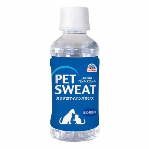 アース・ペット ペットスエット 愛犬愛猫用 200ml ペットの体液に近いイオンバランス。水分・イオンを素早く吸収。 皮ふ・被毛の健康維持をサポートするパントテン酸カルシウム配合。 オリゴ糖（ラクトスクロース）がお腹の環境を健康に保つ。 愛犬・愛猫の喜ぶヨーグルト風味。 ---対象--- 犬、猫 ---原産国--- 日本 ---原材料--- 果糖ぶどう糖液糖、ラクトスクロースシロップ（オリゴ糖）、食塩、塩化K、香料、パントテン酸CA、保存料（安息香酸NA）、クエン酸、クエン酸NA、甘味料（アセスルファムK） ---成分--- たん白質0％以上、脂質0％以上、粗繊維1％以下、灰分1％以下、水分98％以下 ・リニューアルに伴い、商品パッケージ・内容が変更となっており、画像・内容と異なる場合がございます。 ・ご購入いただいたタイミングにより、お品切れの場合がございます。その場合は別途ご連絡させていただきます。