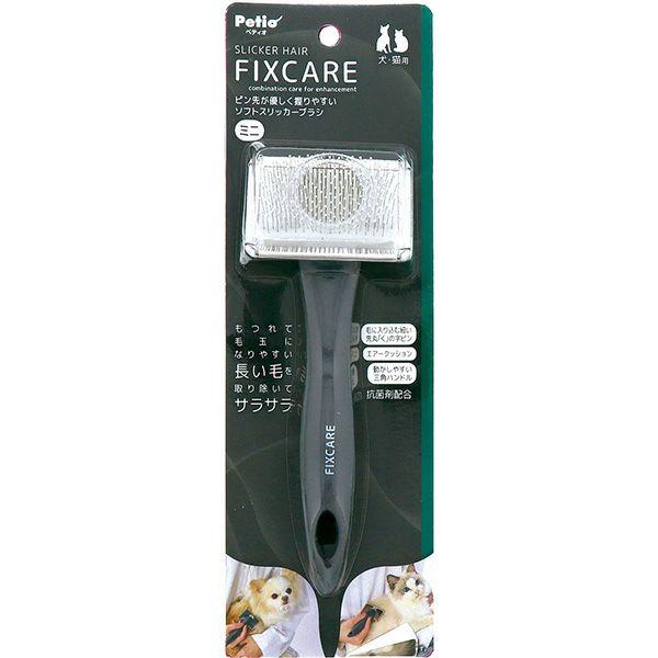 ペティオ FIXCARE ピン先が優しく握りやすい ソフトスリッカーブラシ ミニ もつれやすい長い毛の子は“もつれ除去・毛玉レス“の意識が大切。 放置すると皮フのトラブルの原因に。 長くてやわらかいピンは、皮フへの当たりがソフトで敏感肌やシニアの子にも使いやすい。 ---対象--- 全犬種・全猫種 ---原産国--- 中国 ---原材料--- 本体・ピン：ステンレス 柄：ポリ乳酸樹脂 ---サイズ--- 約幅6.3×奥行2.9×高さ17cm ・リニューアルに伴い、商品パッケージ・内容が変更となっており、画像・内容と異なる場合がございます。 ・ご購入いただいたタイミングにより、お品切れの場合がございます。その場合は別途ご連絡させていただきます。