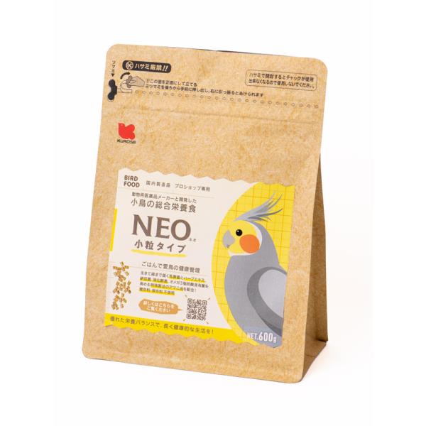 黒瀬ペットフード NEO 小粒タイプ 600g 優れた栄養バランスで長く健康的な生活を送れるように 「オウム目、スズメ目の飼い鳥に推奨される飼料100gあたりの栄養含有量」の栄養推奨を参考に 動物医薬品メーカーと開発した小鳥の総合栄養食（ペレットタイプ）です。 生きて腸まで届く乳酸菌とハーブエキス、納豆菌、消化酵素、アマニ油を配合しました。 安心安全の国内製造品で無着色、保存料も使用しておりません。 粒タイプは約2ミリサイズで小さい小鳥などでも食べやすくなっています。 ---対象--- 文鳥、セキセイインコ、ボタンインコ、コザクラインコ、オカメインコ、マメルリハ等 ---成分--- 炭水化物61.4%,粗タンパク質15%,粗脂肪3%,粗繊維2.4%,粗灰分5.8%,水分11.5% カルシウム1370mg,リン540mg,エネルギー389kcal ・リニューアルに伴い、商品パッケージ・内容が変更となっており、画像・内容と異なる場合がございます。 ・ご購入いただいたタイミングにより、お品切れの場合がございます。その場合は別途ご連絡させていただきます。 ---原材料--- コーングリッツ、米粉、小麦粉、脱脂大豆、大豆粉、脱脂米ぬか、炭酸カルシウム、アルファルファミール、発酵脱脂大豆、植物性油脂、アマニ油、卵殻カルシウム、ケルプミール、食塩、ビール酵母、乳酸菌、ドリセラーゼ、飼料用酵母、パン酵母、水酸化カルシウム、カラメル、リパーゼ、ローズマリー抽出物、オレガノ抽出物、タイム抽出物、シナモン抽出物、とうがらし抽出物、イノシトール、ビタミンA、ビタミンD3、酢酸dl-α-トコフェロール、硝酸チアミン、リボフラビン、塩酸ピリドキシン、シアノコバラミン、葉酸、D-パントテン酸カルシウム、ニコチン酸、メナジオン亜硫酸水素ナトリウム、d-ビオチン、L-アスコルビン酸カルシウム、塩化コリン、硫酸鉄、硫酸銅、硫酸亜鉛、硫酸マンガン、ヨウ素酸カルシウム、塩化カリウム、硫酸コバルト、酸化マグネシウム、DL-メチオニン、塩酸L-リジン、L-トリプトファン、L-アルギニン、L-トレオニン、イソロイシン、L-バリン、ロイシン、L-グルタミン、DL-アラニン、グリシン、L-ヒスチジン
